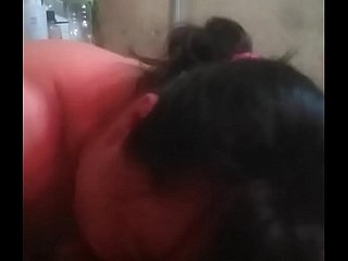 中国人女性がインド人男をしゃぶる