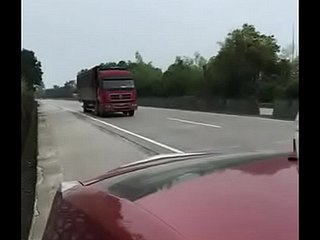 Китаец и его подруга занимаются сексом в машине возле шоссе