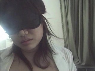 AZIATISCH MEISJE WORDT GEVULD - Een jonge Chinese uitwisselingsstudent werd deze zomer mijn seksslaaf. Hij nam haar mee naar een smerig motel langs de weg in Indiana en neukte haar drie dagen lang.