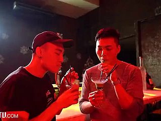 Hai bé Ge Ge Campuchia nối điện thoại