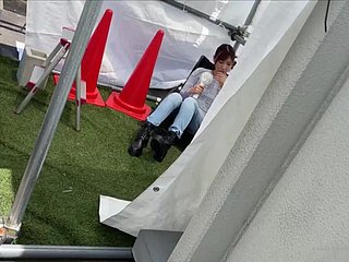 Inländische sexy Dame mit Jeans masturbiert alongside freier Wildbahn