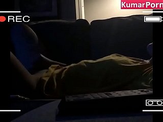 Włamanie effect kamery z chińską dziewczyną masturbującą się
