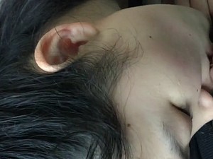 길가에 남자에 대한 여성 동료의 입으로