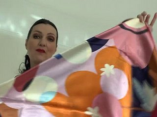 Piękna demonstracja chusty satynowej, JOI Lady Victoria Valente