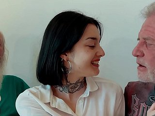 Genç esmer yaşlı adamlarla üçlü yapıyor ve spermini yutuyor