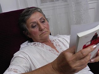 Nenek miang ini melancap setiap hari dalam seminggu
