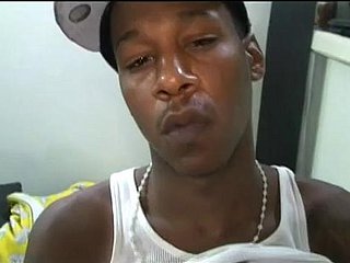 A un joven negro delgado con ropa de matón le encanta masturbarse su gran polla dura en solitario