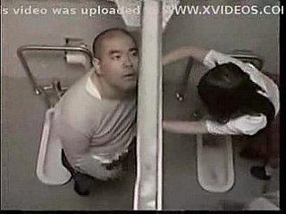 ครูเย็ดนักเรียนในห้องน้ำ