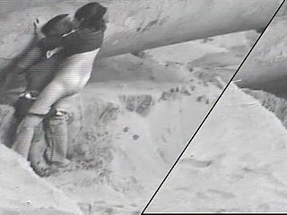 Geiles Latina-Paar meekly Spaß surrounding der Nähe eines Felsens am Beach
