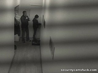 Yaramaz Esmer, Halka Açık Bir Koridorda Cesaretle Saçını Vuruyor