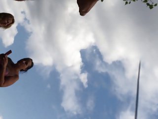 dua wanita membantu penamat