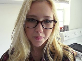 彼女はしくじっと興奮にうめき声メガネでブロンド騎乗位
