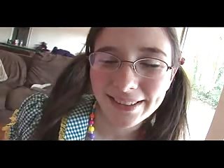 ragazza yo-yo grove belle tette e capezzoli scopata