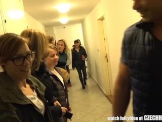 Mädchen nehmen Fremde auf den Harem Home