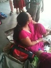 Procace MILF indiano su una stazione ferroviaria 2 (o) (o)