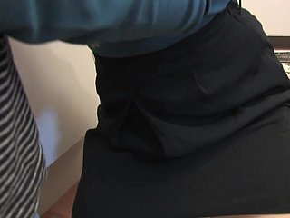 칼라와 갈색 머리는 그녀의 음핵은 장난감을 가지고 조롱됩니다