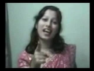 seorang wanita indian mandi dia keluar