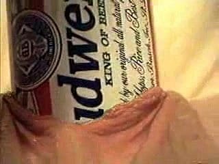A inserção de objetos extrema Usando um Budweiser Tea Can