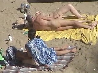 Suited to coppie sulla spiaggia
