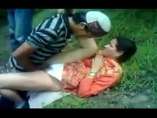 Desi mom fucked przez 3 chłopców w lesie