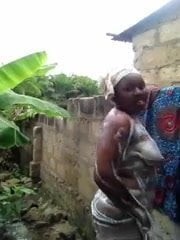 baby african mengambil mandi