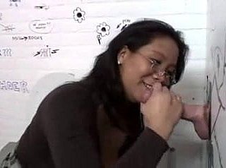 asyalı piliç için tuvalette GloryHole