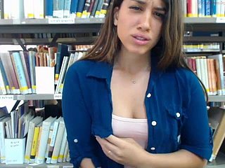يلعب تنيسي الإسرائيلي في المكتبة