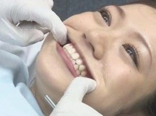 Sense mani tegukan di pejabat doktor pergigian