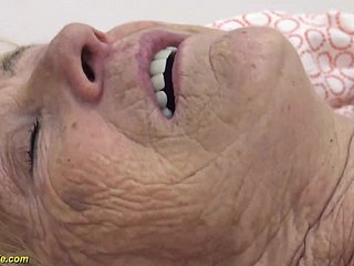 90 lat Granny pobiera Fucked szorstki