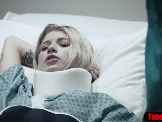 Le docteur donne du for fear that b if une éponge de bain et sonde vaginale