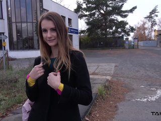 Adelle viene prelevato da uno sconosciuto e scopata nel sedile posteriore di una macchina