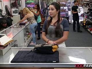 Operaciones universitarios Muchacha En las mercancías! - Xxx