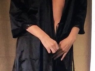 검은 가운에 누드 춤