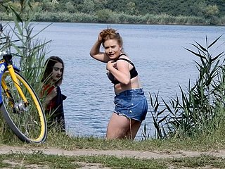 Dziewczęta ogląda nagi facet
