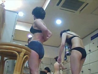 これらの女性は更衣室に隠しカメラがあったことを推測していることができませんでした