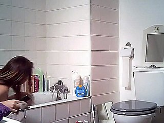 私の妹はおもらしして入浴されます